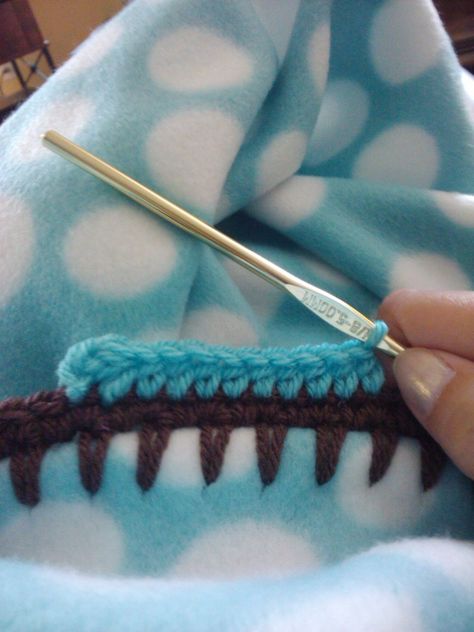 Crochet trim on fleece blanket - great description of how to create the holes and add a crochet edge to a simple fleece blanket Crochet Edging Tutorial, Fleece Projects, Crochet Borders, Fleece Blankets, Yarn Projects, Crochet Edging, Crochet Trim, Knit Or Crochet, Crochet Hook