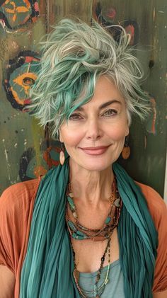 Elegance Hairstyles, Stile Hippie Chic, Easy Short Haircuts, Silver Hair Color, Haircut For Older Women, Advanced Style, Ageless Beauty, Boho Hairstyles, Aging Gracefully