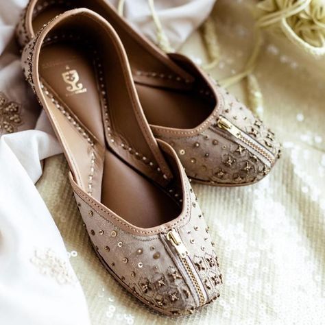 Nude Wedding Shoes, Juttis For Women, Fizzy Goblet, Elegant Footwear, Indian Wedding Shoes, Best Indian Wedding Dresses, Nude Wedding, Rahul Mishra, Indian Shoes