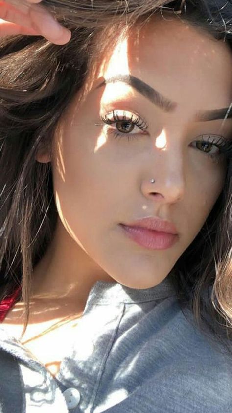 a simple stud nose piercing looks casual and chic and adds a touch of bling to your face Bull Piercing, Septum Lip Piercing, Two Nose Piercings, Ušný Piercing, Nose Bridge Piercing, Orr Piercing, Piercing Face, Cute Nose Piercings, Nose Piercing Hoop