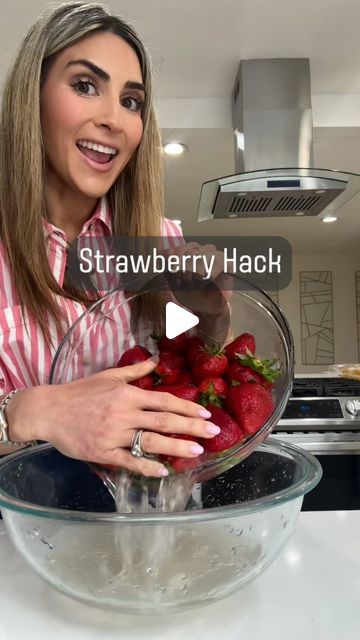 How To Keep Strawberries Fresh In Fridge, Keep Strawberries Fresh, Kitchen Hacks Food, Line Drawing Tattoos, Amazing Food Hacks, 2b Mindset, Kitchen Hacks, Amazing Food, Things To Know