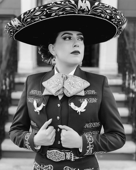 Una mujer que admiro mucho! @gabriela_sc Creo que iré planeando una serie de fotos de personalidades que están trascendiendo y por su brillo, talento y dedicación están destacando. #mexico #talento #mariachi #retrato #photoshoot #danymagg #portraitphotography #sonyphotography Mariachi Photoshoot, Photoshoot Inspo, Texas Rangers, Texas, On Instagram, Instagram