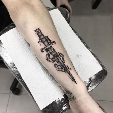 #tattoo #adaga #corrente #dagger #chain BLACK SEA TATTOO (@blackseagaropaba) Gothic Dagger Tattoo, Snake And Dagger Tattoo Design, Forearm Dagger Tattoo, Skull Dagger Tattoo, Snake Around Dagger Tattoo, Chain Tattoo, Sea Tattoo, Dagger Tattoo, Tattoo Black