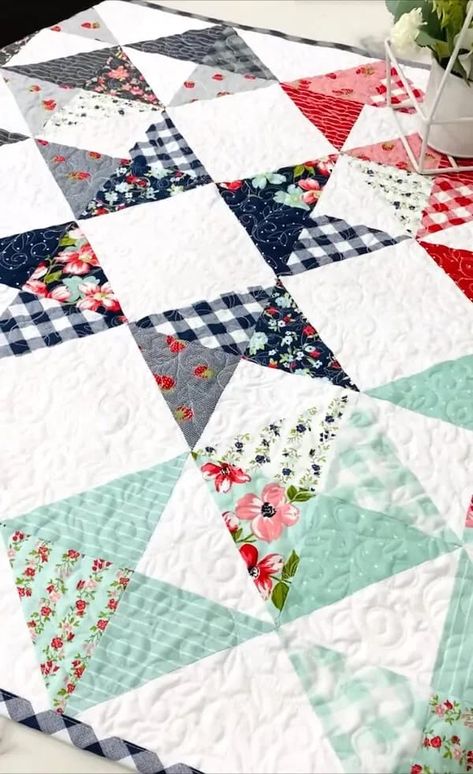 quilted table topper easy quick quilt Square Table Toppers Free Pattern, Mini Quilts Patterns Free Simple, Triangle Quilt Blocks, Square Quilts, Quilt Corners, Simple Quilts, Charm Pack Quilt Patterns, Charm Square Quilt, Folding Workbench