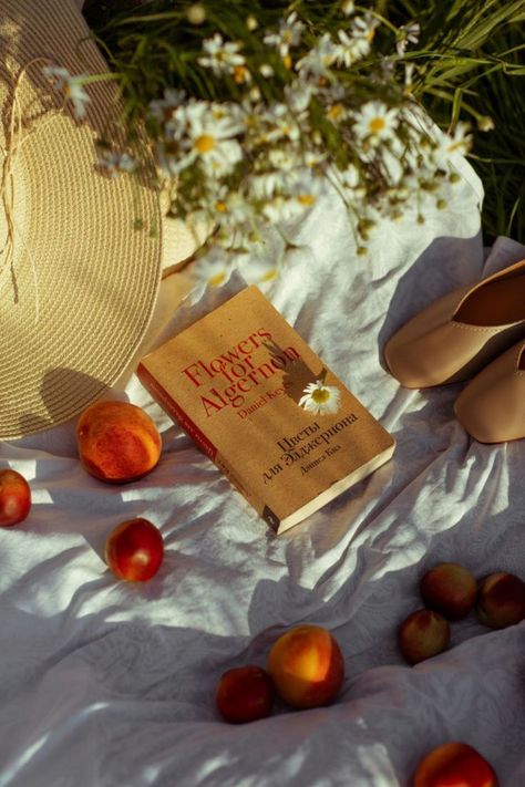 Picnic Product Photoshoot, Vintage Picnic Aesthetic, Peach Picnic, Book Picnic, Summer Picnic Aesthetic, Flower Picnic, Fruit Picnic, Picnic Photos, Picnic Shoot