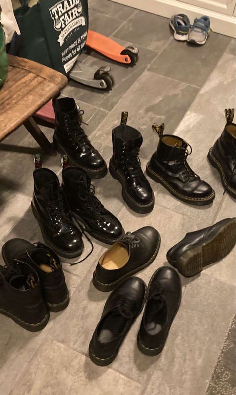 Doc Martens Aesthetic Men, Doc Marten Aesthetics, Doc Martens Astetic, Dr Martens Aesthetic Grunge, Dark Red Converse, Dark Green Academia, Doc Marten Gothic Americana, Styling Dr Martens, Green Academia