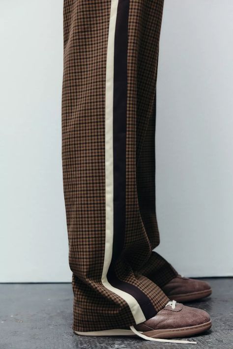 PLAID PANTS WITH SIDE STRIPE - Brown | ZARA United States Side Stripe Pants Outfit, Edgy Business Casual, Plaid Trousers Outfit, Brown Trousers Outfit, Pants With Side Stripe, Side Stripe Jeans, Side Stripe Pants, Stripe Pants Outfit, Plaid Pants Outfit