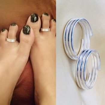 Leg Ring Silver, Leg Finger Ring, Toes Ring Silver, Doctor Drawing, Small Earrings Gold, Leg Ring, Legs Ring, Function Dresses, Silver Toe Rings