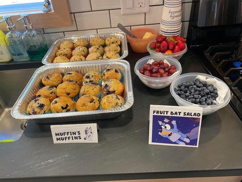 Bluey Birthday Brunch, Bluey Breakfast, Bluey Themed Snacks, Bluey Candy Table, Bluey Snacks For Party, Bluey Snacks, Bluey Birthday Food Ideas, Bluey Food Ideas Party, Muffin Bluey