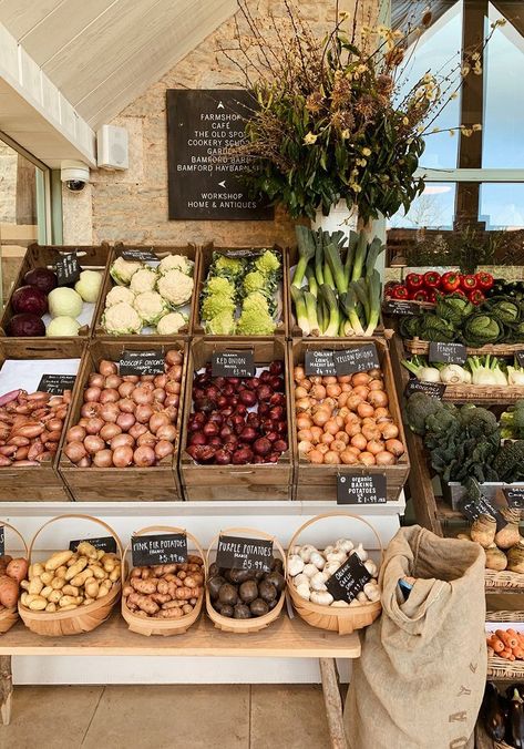 Daylesford Organic, Farm Market Ideas, Warwickshire England, Farmers Market Stand, Uk Countryside, Farmers Market Display, Organic Baking, Produce Stand, Grocery Store Design