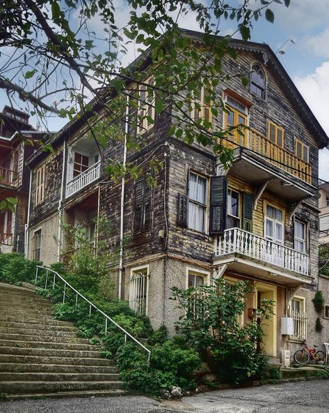 French Cottage, Old Buildings, Good Old, Istanbul, Georgia, Arch, Cottage, House Styles, Architecture