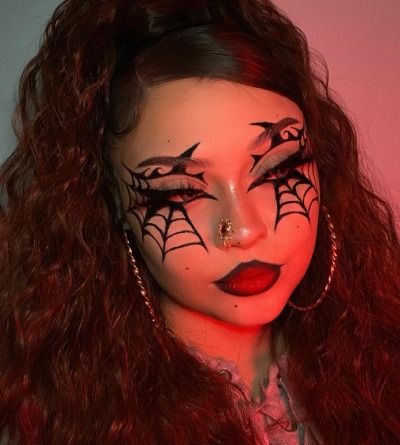 Simple Face Makeup For Halloween, Maid Halloween Makeup, Helovin Costum, Classic Halloween Makeup, Web Makeup Halloween, Bat Makeup Look, Halloween Makeup And Costumes, Halloween Makeup 2024 Trends, Face Painting Ideas For Adults For Women