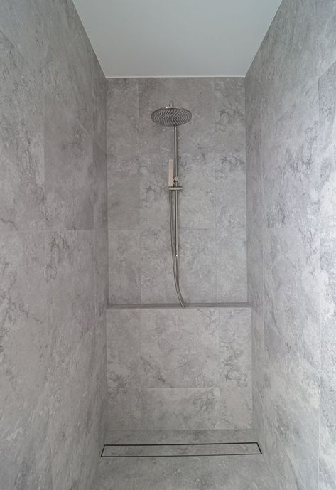 The natural stone look tile brings up the space through contrasting colour though how spaces are used. . . . 🔎Preston Travertine Grey Matt 600x600 , Designed By @sevo.designstudio . . #showtile #showtileproject #tile #tiler #tiledesign #art #bathroomideas #bathroomdesign #livingroomdesigan #architecture #dwelling #naturalstonelooktiles #floor #renovation #reno #creative #home Grey Travertine Bathroom, Grey Stone Tile Bathroom, Natural Stone Tile Bathroom, Travertine Tile Bathroom, Grey Stone Tiles, March Stone, Stone Tile Bathroom, Travertine Bathroom, Floor Renovation