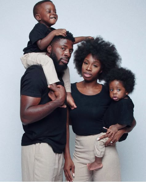 Black Family Of 5 Picture Ideas, Family Photos Black People, Family Photoshoot Black People, Black Family Photoshoot, Black Family Aesthetic, Family Photoshoot Poses, Family Photoshoot Ideas, Family Photoshoot Outfits, Studio Photography Poses