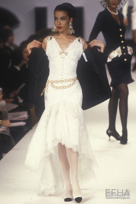 Summer Couture, Classic Chanel, 90s Runway Fashion, Original Supermodels, Chanel Couture, Chanel Haute Couture, Chanel Spring, Original Fashion, Couture Runway