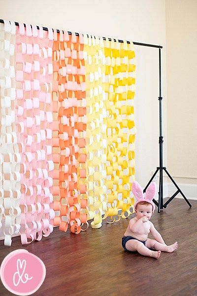 55 Awesome DIY Photography Backdrops - PhotographyPla.net Diy Fotokabine, Diy Photo Booth Backdrop, Photography Backdrops Diy, Diy Photo Backdrop, Booth Backdrops, Paper Chain, Diy Photo Booth, Paper Chains, Easter Photos