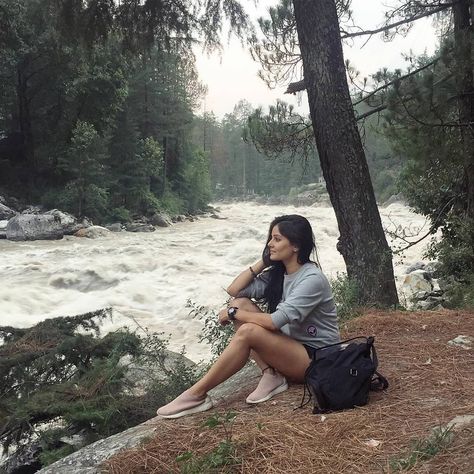 Humans of Himachal on Instagram: “🏞️Oh Darling! Let's be in the nature for sometime.💞 Kasol, Parvati Valley, Himachal Pradesh, India . . . Image Courtesy: @archannaguptaa…” Himachal Pradesh Photography, Kasol Himachal Pradesh, Parvati Valley, Mountain Pose, Mountain Pictures, Camping Photography, Travel Pictures Poses, Pic Pose, Love Photo