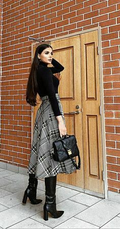 Classy Winter Skirt Outfits, Winter Work Skirt Outfit, Long Skirt And Boots Outfit Winter, Knit Outfit For Women, Winter Feminine Outfits, Winter Fashion Skirts, Fall Winter Dress, Skirts With Boots, Elegante Casual