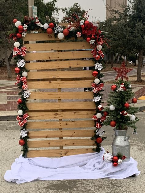 Pallet Christmas Backdrop, Christmas Photo Props Trees, Wood Triangle Backdrop Christmas, Pallet Christmas Photo Backdrop, Christmas Photo Op, Photos With Santa Backdrop, Outdoor Christmas Photos, Christmas Party Backdrop, Photo Backdrop Christmas