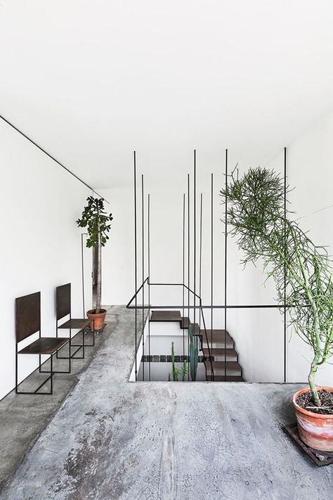 Eclectic Trends | The green home of Antonio Sciortino - Eclectic Trends Apartemen Studio, Artistic Home, Concrete Floor, Industrial Loft, Decor Minimalist, Home Design Decor, Industrial Chic, Concrete Floors, Modern Industrial