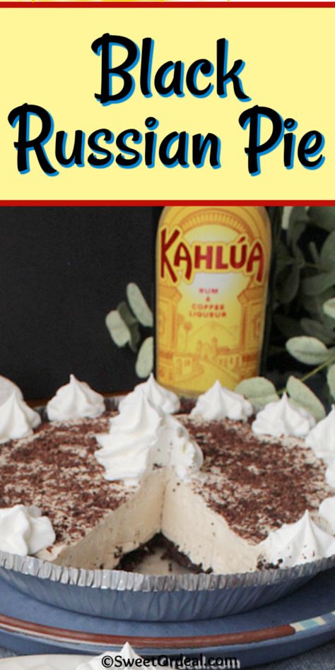 Black Russian Pie features an Oreo cookie crust with a marshmallow, whipped cream, and Kahlua filling. Kahlua Desserts Easy, Pie With Alcohol, Kahlua Dessert Recipes, Kahlua Desserts, Kaluha Recipes, Diner Desserts, Russian Pie, Marshmallow Whipped Cream, Boozy Food