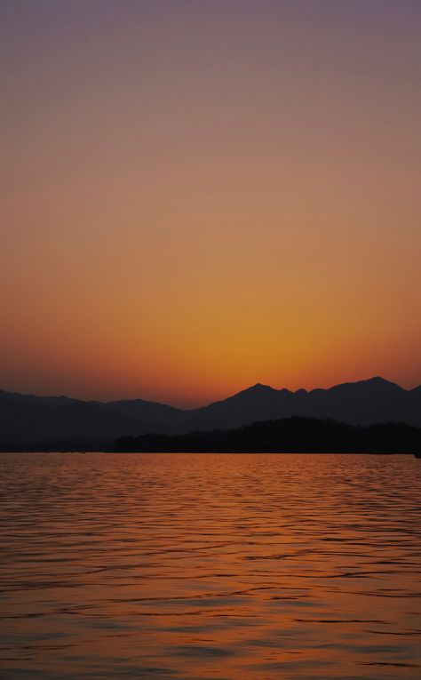 950x1534 Minimal, sunset, lake, mountains wallpaper Sunset Lake, Sunset Images, Mountain Wallpaper, Pretty Landscapes, Lake Sunset, Pretty Sky, Sunset Pictures, Sunset Sky, Aesthetic Images