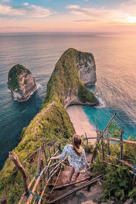 Kelingking Beach locally known as Pantai Kelingking is one of the most iconic and recognisable tourist attractions in all of the Nusa islands.  TripAdvisor has just released the Travelers' Choice Awards 2019, and Kelingking Beach is is rank #2 from the top 25 best beaches in Asia and rank #19 from the top 25 best beaches in the World.  #kelingkingbeach #kelingkingbeachbali #kelingkingbeachnusapenida Bali Travel Photography, Kelingking Beach, Image Zen, Where Is Bora Bora, Voyage Bali, Bali Lombok, Bali Travel Guide, Nusa Penida, Halong Bay