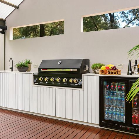 Design the outdoor kitchen of your dreams with Stratco. Choose from 9 pre-designed kitchens or customise your own! Outdoor Kitchen Australian, White Rendered Outdoor Kitchen, Outdoor Bbq Area Australia, Outdoor Kitchen Design Uk, Bbq Bench, Outdoor Kitchen With Wok Burner, Pizza Oven Outdoor Kitchen, Oven Outdoor, Kitchen Set Up