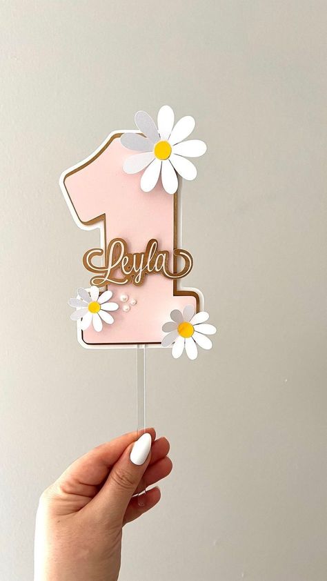 Daisy Cake Topper Two, Daisy Centerpieces 1st Birthday, Daisy Birthday Party Ideas 1st, Cricut 1st Birthday Ideas, One Topper Cake, Daisy First Birthday Cake, Daisy Party Theme 1st Birthdays, Daisy First Birthday Theme, Daisy Birthday Party Ideas