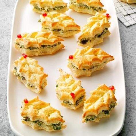 Elegant Appetizers, Quick Appetizers, Holiday Snacks, Holly Leaves, Snacks Für Party, Holiday Appetizers, Christmas Appetizers, Yummy Appetizers, Appetizers For Party