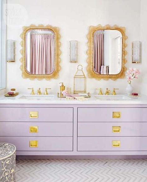 Purple bathroom with a touch of gold #purplebathroom #purple #bathroom #lavender #bathroomideas #decorhomeideas Gold Bad, Purple Bathrooms, Bad Inspiration, Bath Girls, Gold Bathroom, Girls Bathroom, Bathroom Style, Style At Home, Beautiful Bathrooms