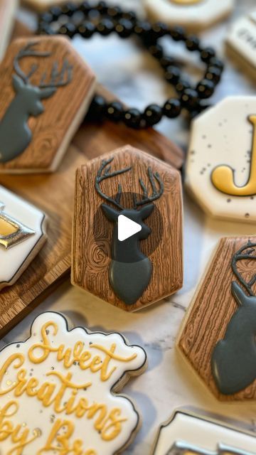 Breanna Deeds on Instagram: "That wood grain surprises me every time 🪵🤎  #customcookies #decoratedcookies #cookiedecorating #cookiesofinstagram #cookieart #sweetcreationsbybre #woodgraincookies #cookiedecoratingvideos #oddlysatisfying #satisfyingvideos" Deer Sugar Cookies, Deer Heads Mount, Deer Horns, Oh Deer, Oddly Satisfying, Cookie Art, Icing Cookies, Royal Icing Cookies, Custom Cookies