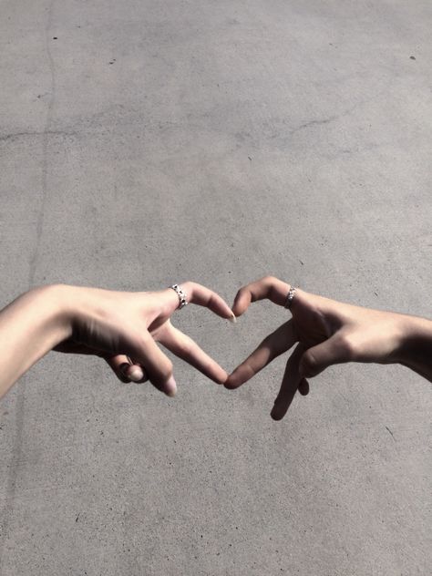 Bestfriendsgoals Aesthetic, Heart Highlight, Ring Images, Bff 3, Best Friend Rings, Finger Heart, Friend Rings, Ring, Drawings