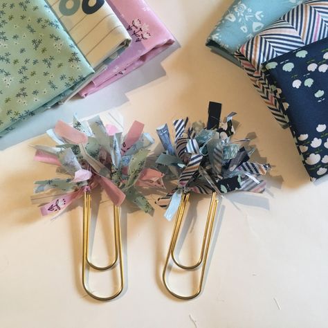 Scrap Paper Bookmarks, Bookmark Paperclip, Altered Paperclips, Paper Clips Diy, Paperclip Crafts, Bookmarks Diy, Handmade Bookmarks Diy, Paperclip Bookmarks, Paper Clip Art