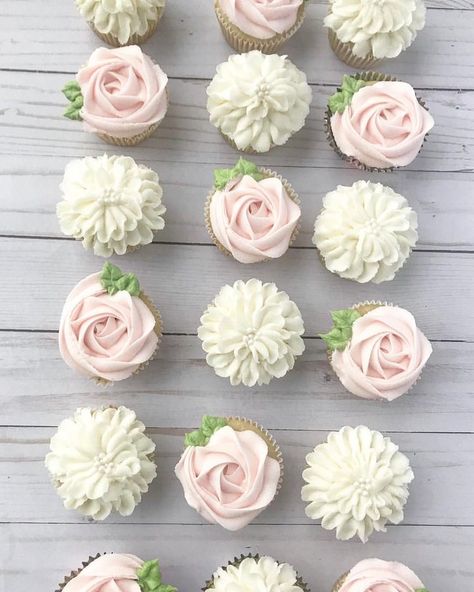 Cupcakes Wedding, Bridal Shower Desserts, Bridal Shower Cupcakes, Cupcakes Ideas, Cupcake Cake Designs, Cupcakes Decorados, Shower Desserts, Floral Cupcakes, Creative Cupcakes