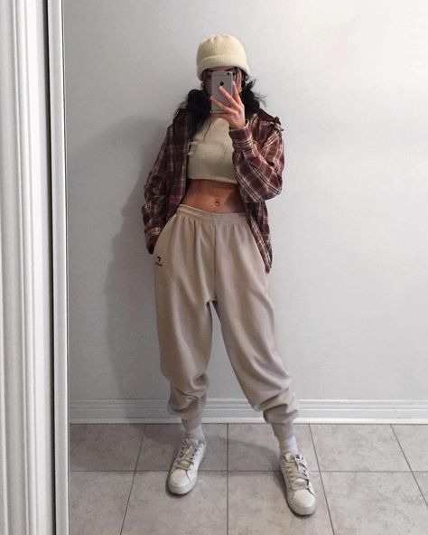 Beanie Outfit Casual, Sporty Summer Outfits, Athletic Outfit, Beanie Outfit, Style Beanie, Shirt Flannel, Flannel Outfits, Belly Button Piercing, Cropped Shirt