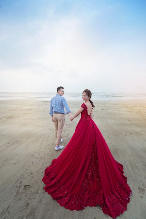 Couple Gown Photoshoot, Preeshoots Dresses, Pre Wed Shoot Dresses, Tail Gown For Pre Wedding Photoshoot, Dresses For Prewedding Photoshoot, Pre Wedding Costume Ideas, Long Tail Gown For Pre Wedding, Beach Pre Wedding Shoot Dresses, Long Frocks For Pre Wedding Shoot