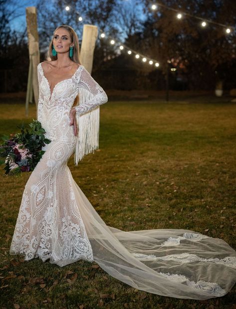 wedding dress with all the sleeve fringe we’d ever want, perfect for a western boho look Joe Anglim, Wedding Dresses Western, Wedding Dress Royal, Boho Western Wedding, Western Wedding Dress, Fringe Wedding Dress, Western Themed Wedding, Silk Bridal Bouquet, Dresses Western