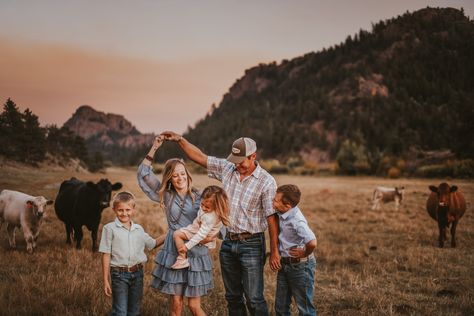 Raising A Family Aesthetic, Farming Family Pictures, Family Pictures With Cows In Background, Family Farm Photoshoot Ideas, Cow Pasture Photoshoot, Farmer Family Pictures, Cattle Family Pictures, Highland Cow Photoshoot Family, Family Pictures On Farm