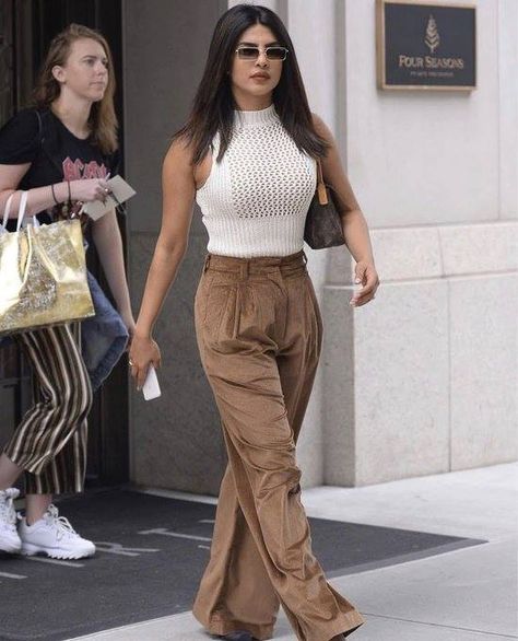 Look at that attitude and that walk  Can we just name her Perfection? https://t.co/DQqnGWD6dN -- Team First Buzz #RealFirstBuzz #FirstBuzz #Bollywood #BollywoodNews #Actress #Celebrity #Actor #BollywoodCelebs #BollywoodActress #Entertainment #EntertainmentNews #News Priyanka Chopra Fashion Style, Prianka Copra Outfit, Prianka Copra Aesthetic, Indian Celebrity Outfits, Pryianka Copra, Priyanka Chopra Outfit, Priyanka Jonas, Priyanka Chopra Style, Priyanka Chopra Hair