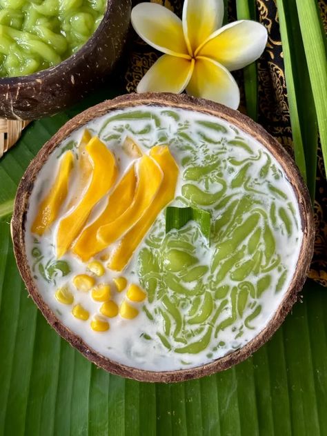 Thai Lod Chong Dessert (Cendol Recipe) Cendol Recipe, Cambodian Desserts, Khmer Dessert, Laos Desserts, Thai Recipes Dessert, Vietnamese Desserts, Asian Food Photography, Delicious Food Image, Thai Snacks