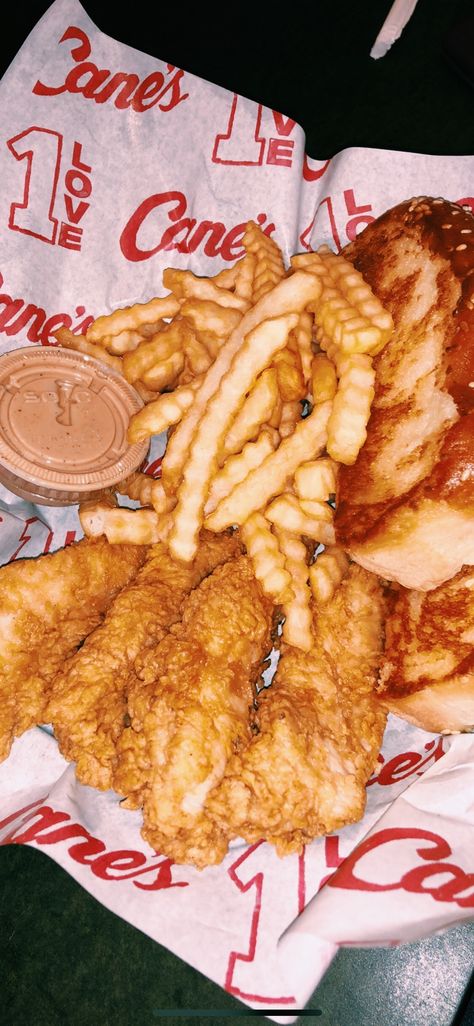 Raising Canes Wallpaper, Rising Canes, Canes Wallpaper, Canes Food, Sick Food, Fast Food Drinks, Raising Canes, Best Fast Food, Junk Food Snacks