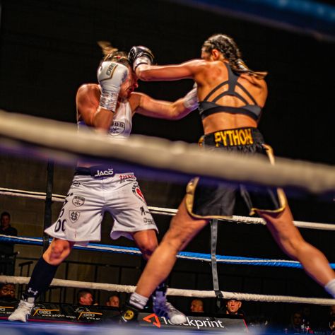 Black Female Boxer Aesthetic, Female Boxer Aesthetic, Boxer Female, Female Braids, Boxer Women, Boxing Outfit, Boxing Photos, Boxer Girl, Boxer Aesthetic