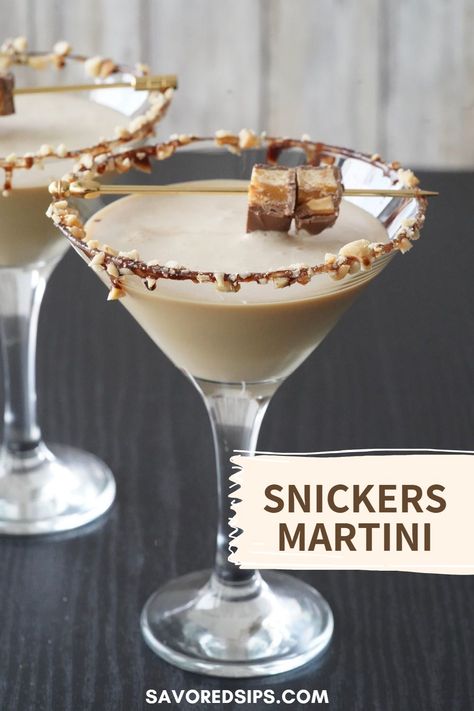 Dessert cocktails are a revelation and one that you definitely should try is a Snickers martini, with rich chocolate and caramel blended together with cream and chocolate liquor. Godiva Chocolate Liquor Recipes, Snickers Martini Recipe, Snickers Cocktail, Chocolate Liquor Drinks, Chocolate Liqueur Cocktail, Snickers Martini, Godiva Chocolate Liquor, Mudslide Cocktail, Dessert Martini