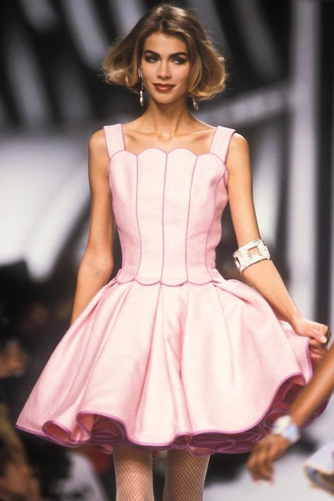 Valentino - Spring 1992 RTW Spring Outfits Leggings, Outfits Lazy Days, Comfy Spring Outfits, Outfits Leggings, Valentino Runway, Outfits Lazy, Lazy Days, Runway Show, Pink Dress