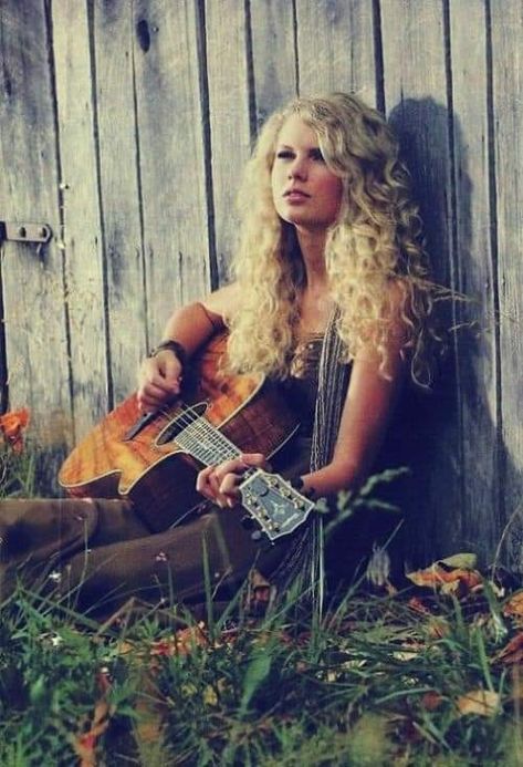 Taylor Swift Tim Mcgraw, Taylor Swift Country, Taylor Swift Debut Album, Taylor Swift Guitar, Taylor Swift 2006, Young Taylor Swift, Taylor Swift Photoshoot, Taylor Swift Music Videos, Taylor Swift Cute