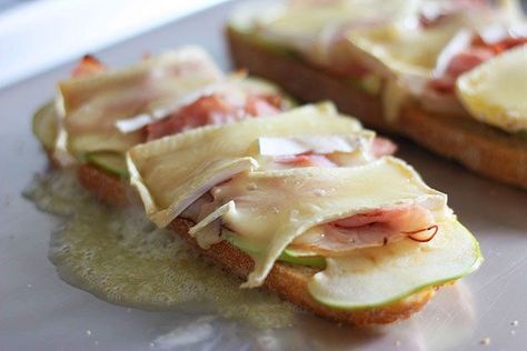 Apple Ham, Toaster Oven Meals, Toaster Recipes, Cuisinart Air Fryer, Toaster Oven Cooking, Broiled Grapefruit, Brie Sandwich, Apple Brie, Apple Cheese