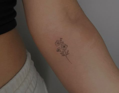 Minimalist Hibiscus Flower Tattoo, Dainty Flower Forearm Tattoo, Dainty Flower Tattoo Placement, Tricep Flower Tattoo, Small Flower Tattoos Arm, Small Dainty Flower Tattoos, Small Flower Tattoo Placement, Tattoo Designs For Women Meaningful, Mini Tattoos Flower