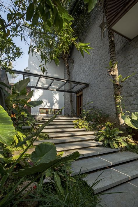 Gallery of Siri Residence / Design Kacheri - 19 Sustainable Home Design, New Classic Design, Slope Ceiling, Residence Design, Urban Design Graphics, Architecture Ideas, Landscape And Urbanism, Exposed Brick Walls, Entrance Design