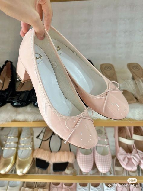 Shabby Chic Shoes, Cute Heels Aesthetic, Dresses And White Sneakers, Pink Shoes Aesthetic, Cute Shoes Aesthetic, Shoes For Dresses, Fancy Heels Classy, Heels Coquette, Pretty Flat Shoes